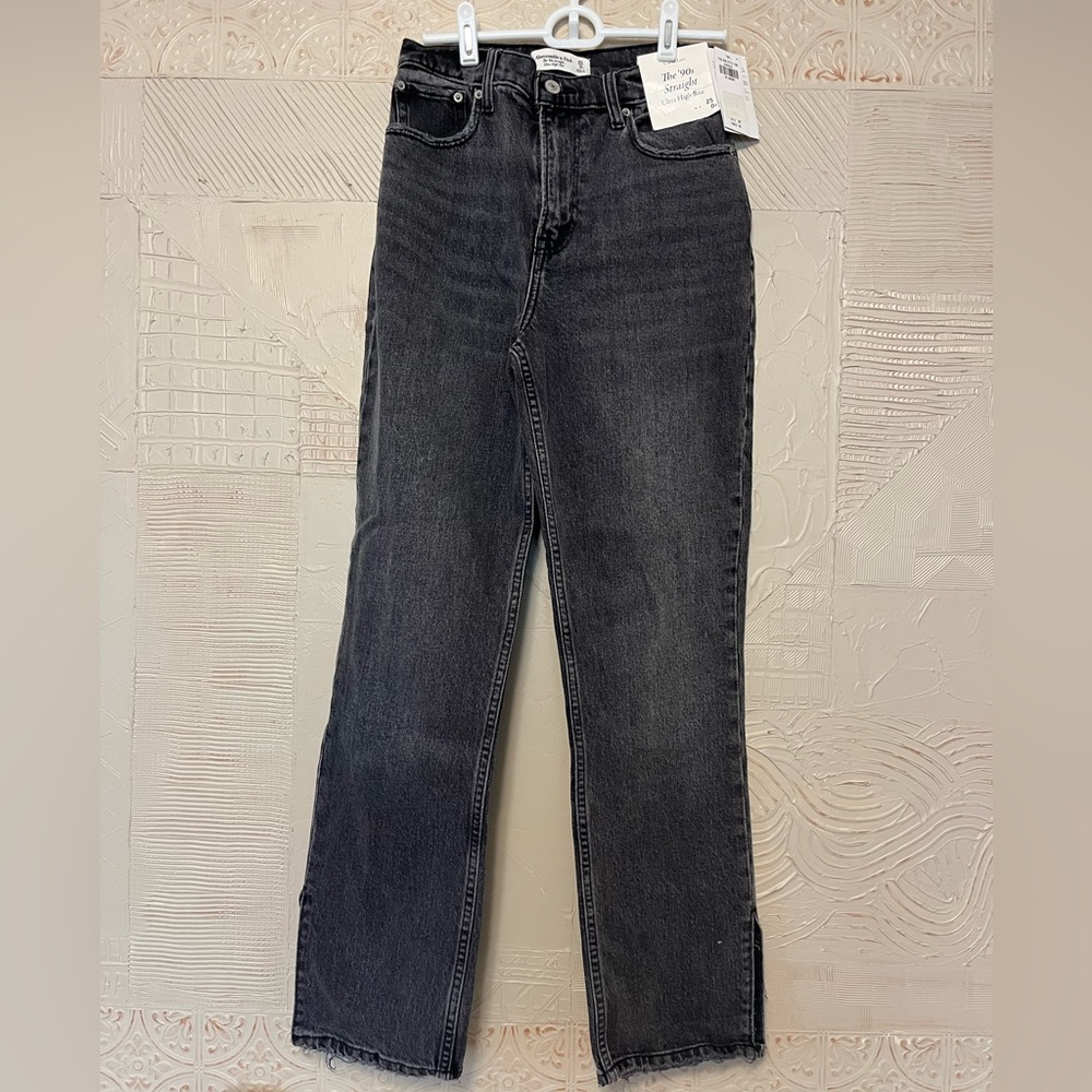 NWT Abercrombie & Fitch black The 90’s Straight Ultra High Rise Jean size 25